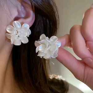 Elegant White Floral Earrings